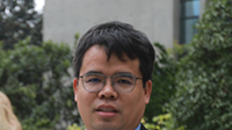 <div class="col-md-7" style="padding:0 20px 0 0;"> 								<h3>王強(qiáng)</h3> 								<p>中國核工業(yè)華興建設(shè)有限公司<br /><br /></p> 							</div><p class="description">我是來自中核華興國際事業(yè)部的王強(qiáng)，2017年我有幸參加了第一屆財(cái)稅知識(shí)競賽并獲得優(yōu)秀獎(jiǎng)，那屆比賽，我收獲的有汗水，有眼淚</p>